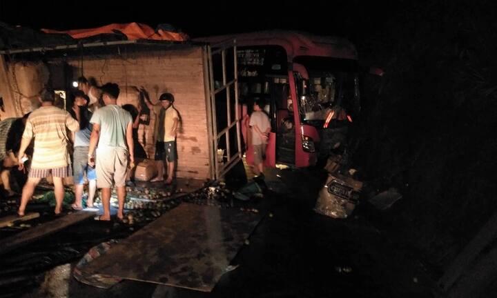 Tránh xe tải lật ngang, xe khách chở 30 người đâm vào vách núi