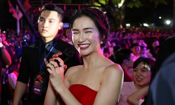 Hòa Minzy quên sạch lời bài hát, đứng ngơ ngác trên sân khấu