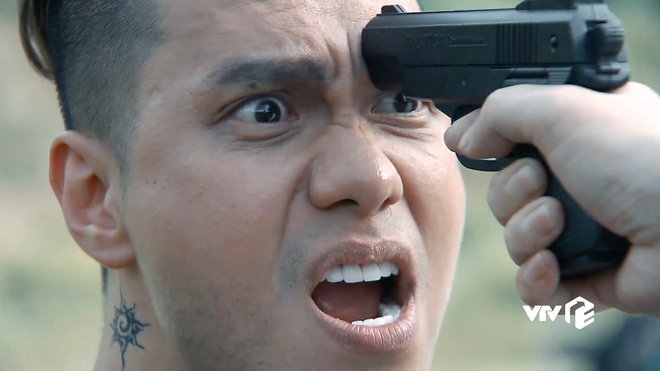 Người phán xử tập 2: Lý do Long bá đạo mang được súng vào phòng phán xử, uy hiếp ông trùm