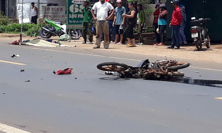 Lao thẳng xe máy vào xe tải, hai thanh niên thương vong