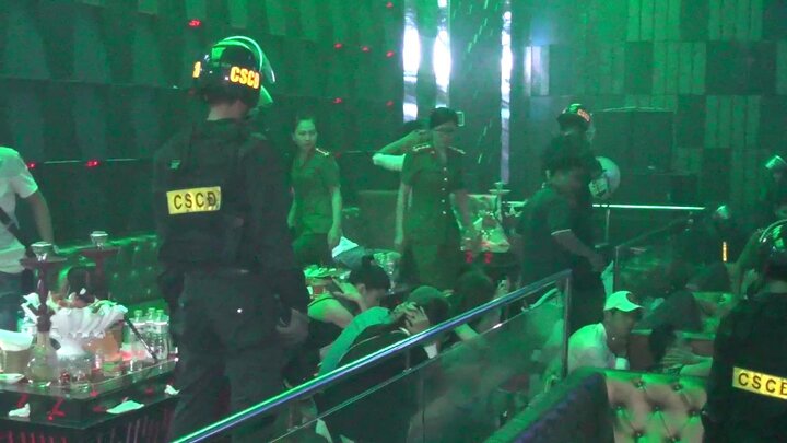 Đột kích quán bar, thu giữ nhiều ma túy cùng hung khí nguy hiểm