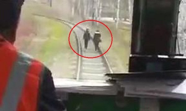 Clip: 2 cô gái lững thững đi bộ giữa đường ray mặc tàu hỏa đi sát phía sau