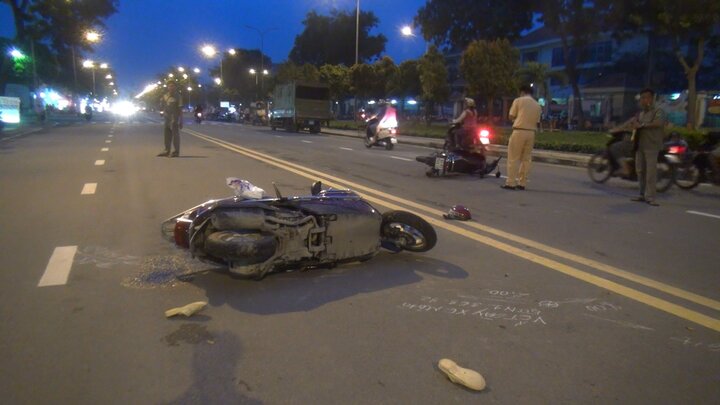 2 xe máy tông nhau trong khu dân cư, 3 người bị thương nặng