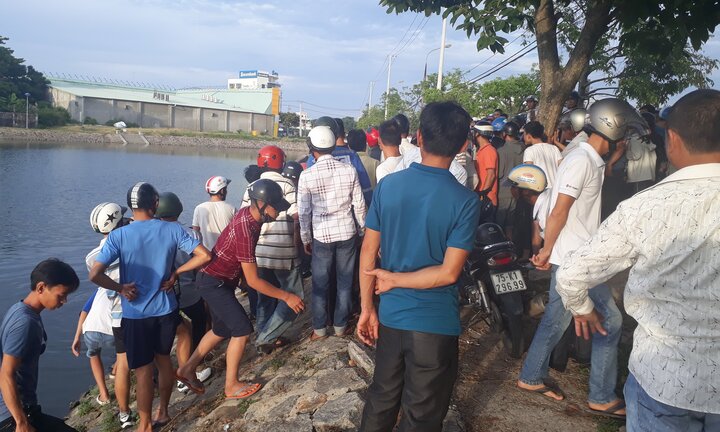 Tìm thấy thi thể người đàn ông lái xe ôm dưới hồ điều hoà