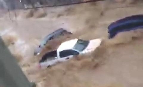 Clip: Lũ quét khủng khiếp cuốn phăng ô tô trên phố