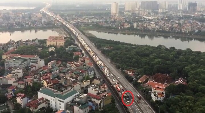 Hai xe tải dàn hàng đi như rùa bò ở cao tốc trên cao: CSGT đề nghị cung cấp thông tin