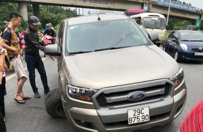 Gây tai nạn, xe bán tải còn 3 bánh vẫn chạy bạt mạng 50km