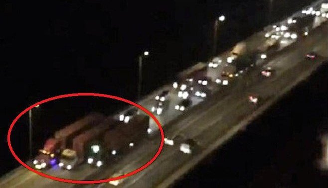 3 container dàn hàng ngang đi như rùa bò ở cao tốc trên cao: CSGT chưa thể xử phạt