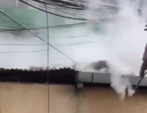 Leo mái nhà thông ống khói, người đàn ông bị điện giật suýt mất mạng