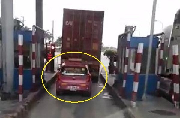 Clip: Taxi núp đuôi container trốn trạm BOT trót lọt ở Hải Phòng