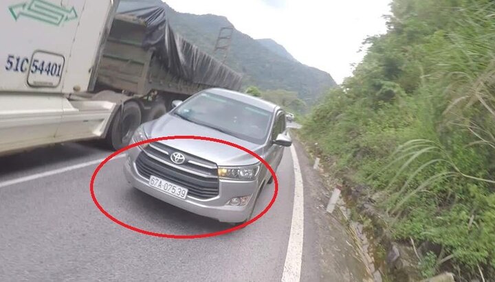 Clip: Innova lấn làn vượt ẩu ngay khúc cua, người đi xe máy gãy ngón chân