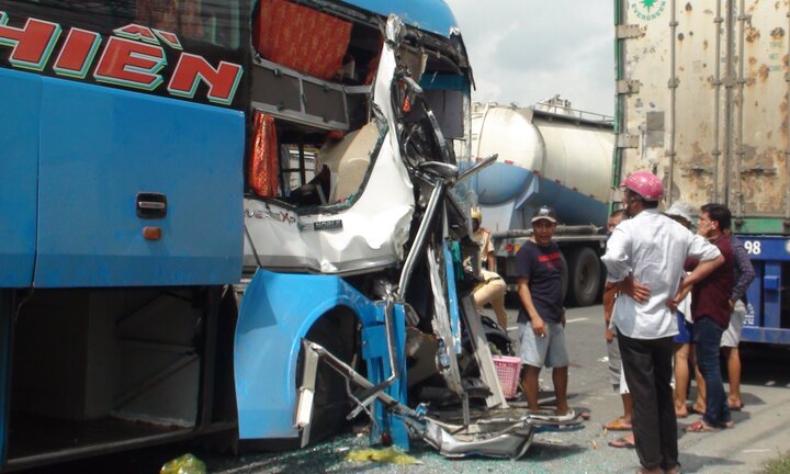 Xe khách gây tai nạn liên hoàn tại Vĩnh Long, 5 người bị thương nặng