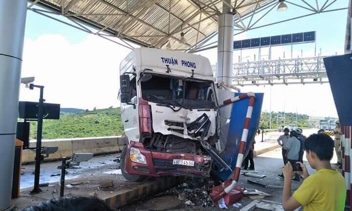 Xe đầu kéo gây tai nạn liên hoàn tại trạm thu phí ở Lâm Đồng