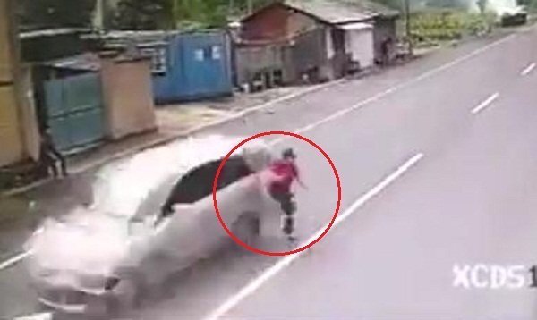Clip: Ô tô phóng như tên lửa, đâm bay giày trên chân người đi bộ