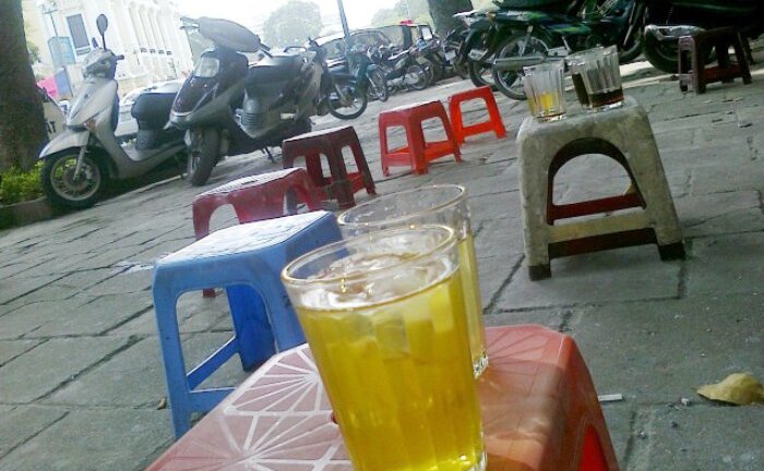 Trà đá vỉa hè: 'Nét văn hoá' hay nhếch nhác, bệ rạc cần loại bỏ?