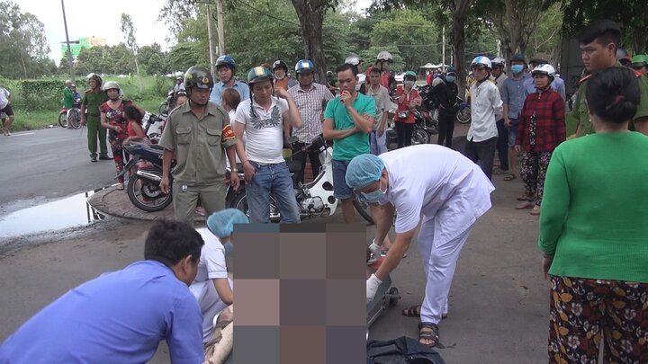 Nam thanh niên đổ 5 lít xăng lên người tự thiêu giữa công viên