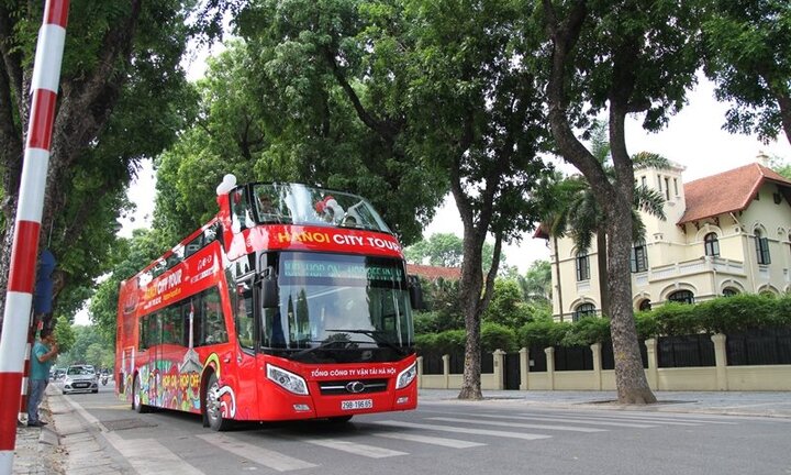 Trải nghiệm xe buýt mui trần đầu tiên tại Hà Nội: Du khách 'héo mòn' vì nắng