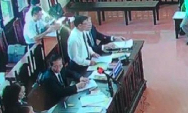 Xét xử bác sỹ Hoàng Công Lương, luật sư nói: 'Không phải thích trả lại hồ sơ là trả đâu'