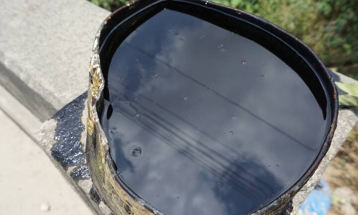 Xe hút hầm cầu đổ gần 3.000kg nhớt thải công nghiệp xuống cống thoát nước