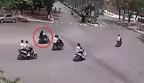 Clip: Xe máy ôm cua thất bại, đâm sầm gốc cây ở Hải Phòng