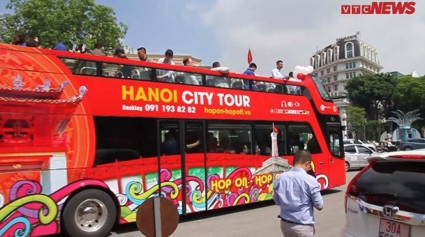 Video: Trải nghiệm 'siêu buýt' hai tầng mui trần vừa lăn bánh tại Hà Nội