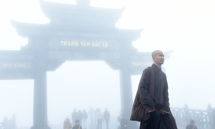 Hành hương chiêm bái quần thể văn hóa tâm linh Fansipan mùa Phật đản