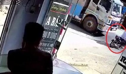 Clip: Cú phanh 'thần thánh' của xe tải cứu mạng người đi xe máy trong tích tắc