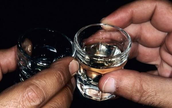 Bị ép uống rượu, vác dao truy sát bạn nhậu