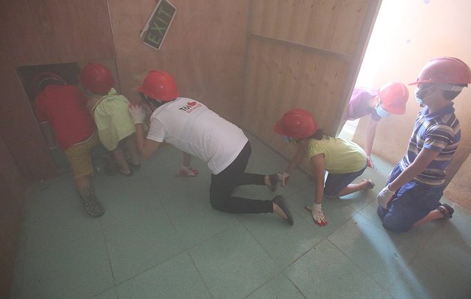 Clip: Học viên nhí hoảng sợ bò sát đất trải nghiệm bài tập vượt khói độc