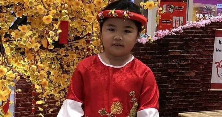 Bé gái 8 tuổi thất lạc khi đang chơi cùng mẹ ở công viên nước Đầm Sen