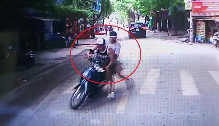 Clip: Thanh niên Tây đi xe máy như tráng trứng, ngã sấp mặt trước đầu ô tô