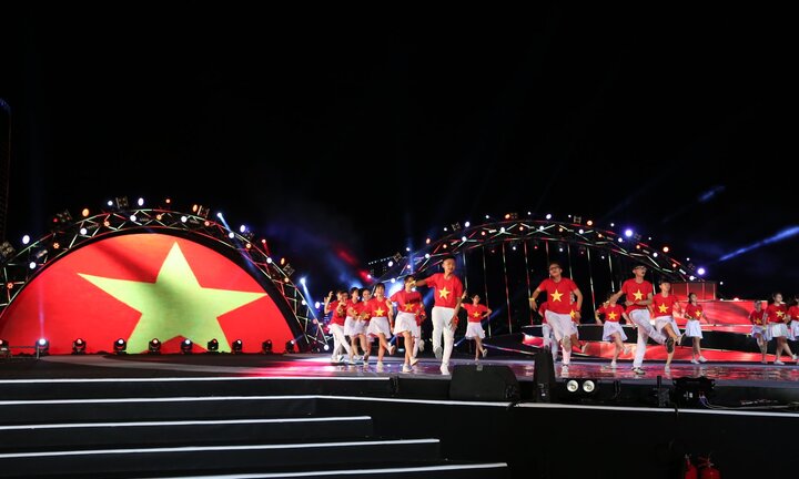 Khán giả trẻ hào hứng với những màn trình diễn flashmob mở màn trong các đêm pháo hoa Đà Nẵng