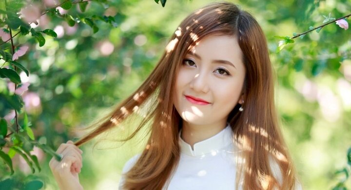 Hot girl Đại học Kiểm sát tinh khôi trong tà áo dài trắng