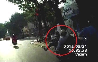 Clip: Đột ngột dừng chờ đèn đỏ ở bóng râm, bị xe sau tông ngã ngửa