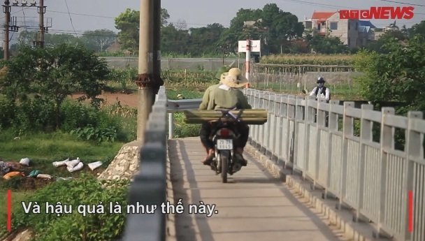Video: Chuyện dở khóc dở cười trên cây cầu tiền tỷ giữa thủ đô, đi cấp cứu phải khiêng qua cầu