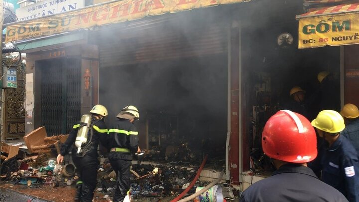 Cháy lớn trong ngôi nhà khóa trái cửa ở TP.HCM, hàng xóm hốt hoảng di dời đồ đạc