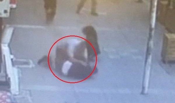 Clip: Đánh đập vợ cũ dã man trên phố, gã đàn ông vũ phu lĩnh cái kết nhục nhã