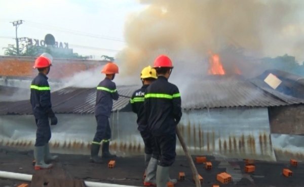 Cháy quán karaoke ở Bến Tre vào rạng sáng, 20 khách hoảng loạn tháo chạy