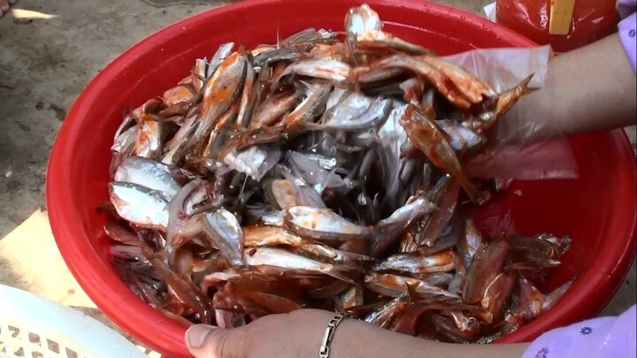 Ảnh: Chế biến cá tép dầu khô cho nhà hàng, dân Sơn La kiếm nửa triệu/ngày