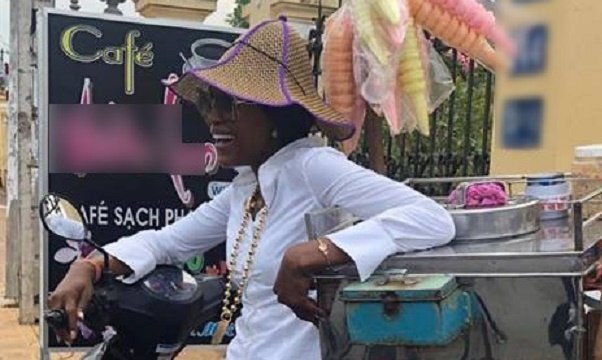 Siêu mẫu huyền thoại thế giới Naomi Campbell giản dị và đáng yêu bên chiếc xe kem Việt Nam