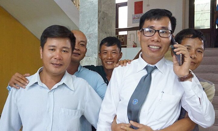 Cưa cây gỗ chết khô ở Kon Tum: Tòa tuyên 5 bị cáo trắng án, dân khóc nức nở