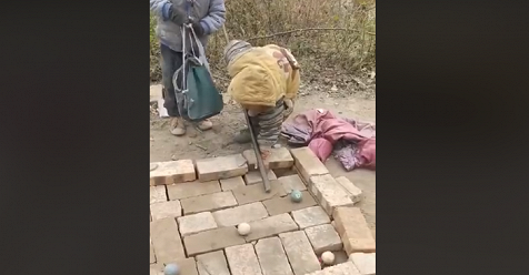 Video: Thích thú với trò chơi tự chế của trẻ em vùng quê nghèo ở Trung Quốc