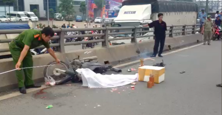Xe ben tông xe máy trên cầu vượt ở Đồng Nai, bé gái bị cán chết thương tâm