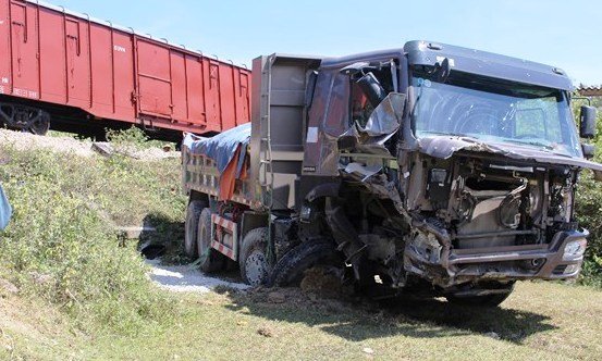 Băng qua đường ngang dân sinh, xe tải bị tàu hỏa húc văng xuống ruộng