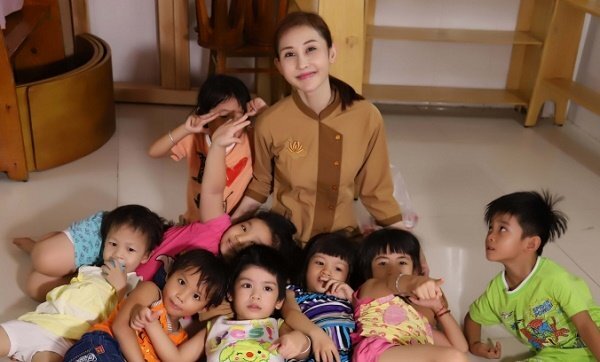 Á khôi Chi Nguyễn nhớ lại tuổi thơ trong trại mồ côi