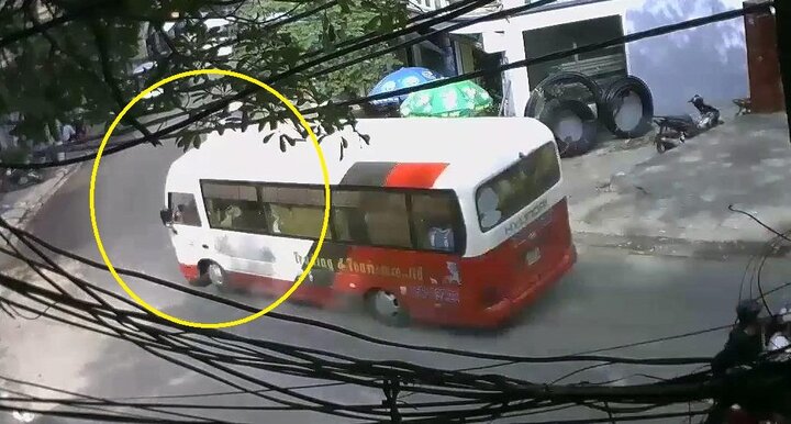 Clip: Xe khách mất phanh điên cuồng lao dốc, gây tai nạn liên hoàn ở Cát Bà