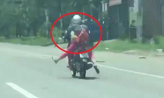 Clip: Thất kinh 'ninja chúa' lái xe máy buông 2 tay tập thể dục
