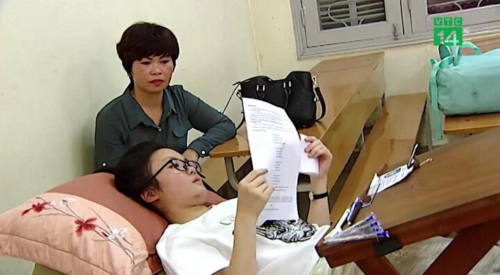 Video: Nữ sinh Hà Nội làm bài thi vào lớp 10 trong tư thế… nằm