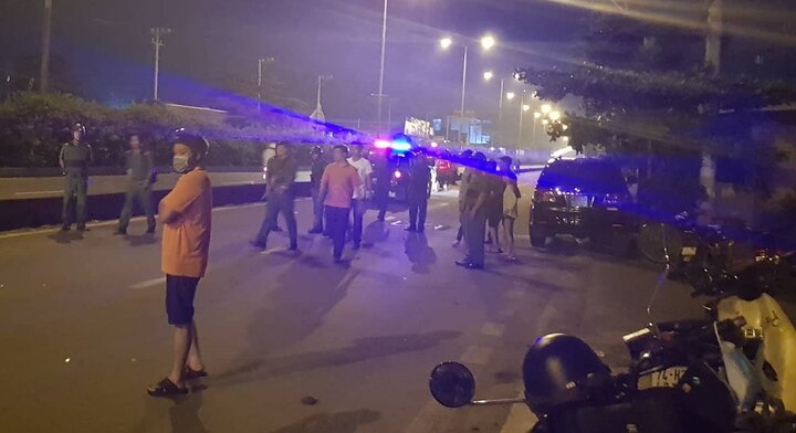 Chạy xe máy gần nhóm đua xe, nam thanh niên đi đường bị bắn chết