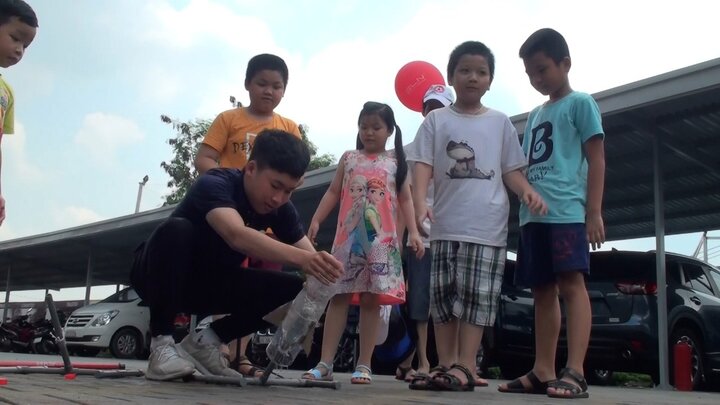 Clip: Trẻ em Hà Nội chế tạo và phóng tên lửa nước